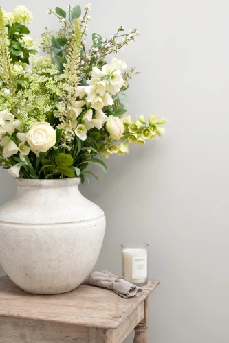 Künstliche Blumen auf einem weißen Tisch