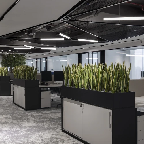 Künstliche Pflanze auf einem weißen Tisch